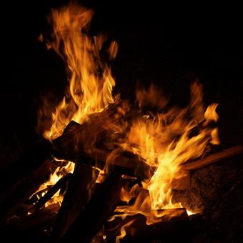 暗闇にメラメラと燃え上がる炎　正方形の写真