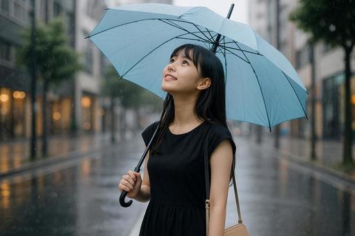 雨の日に見上げる黒ワンピ女性 雨の日に見上げる黒ワンピ女性の写真