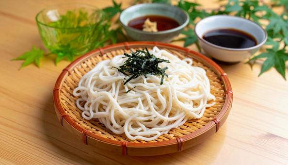 ザルの器に盛られたそうめんの写真