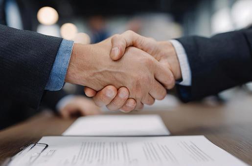 契約成立を祝うビジネス握手の写真