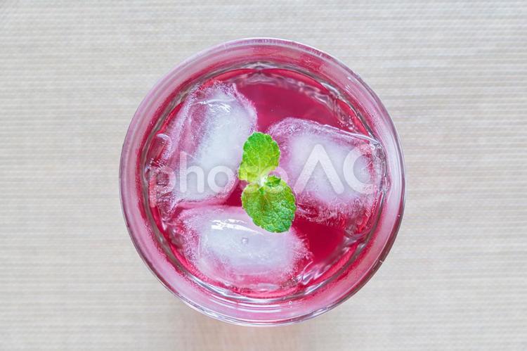 ミントを添えた しそジュース 紫蘇,冷たい飲み物,ミントの写真素材