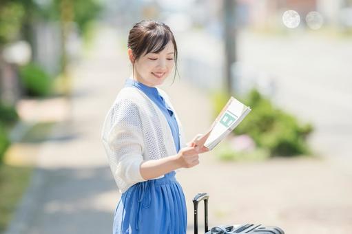 笑顔の旅行客女性 笑顔の旅行客女性 女性,笑顔,ガイドブックの写真素材
