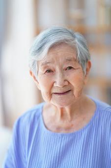 穏やかに微笑む白髪の高齢女性 女性,微笑む,笑顔の写真素材