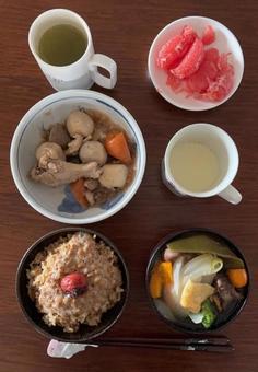 政府備蓄米炊き込みご飯に納豆などの朝食 政府備蓄米炊き込みご飯に納豆などの朝食の写真