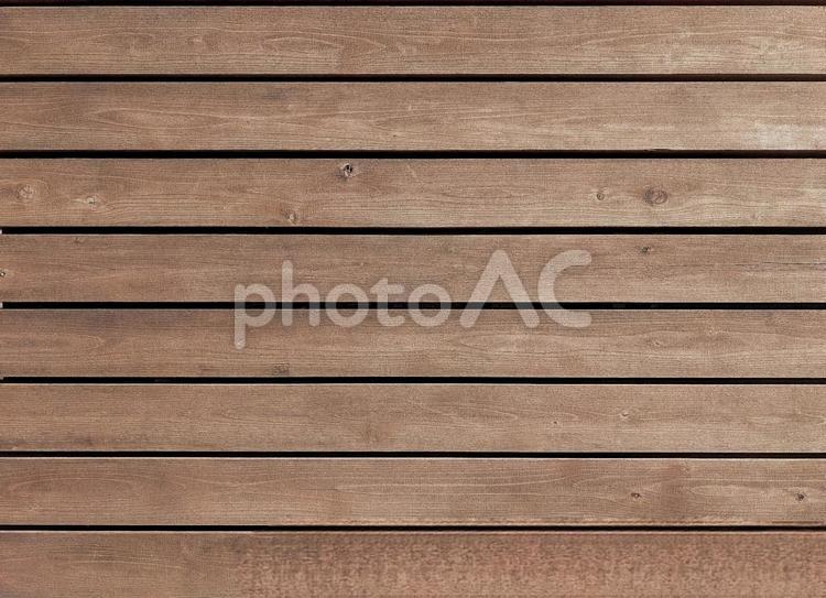 木目がきれいな焦げ茶色の壁板　背景素材 壁,板壁,木目の写真素材