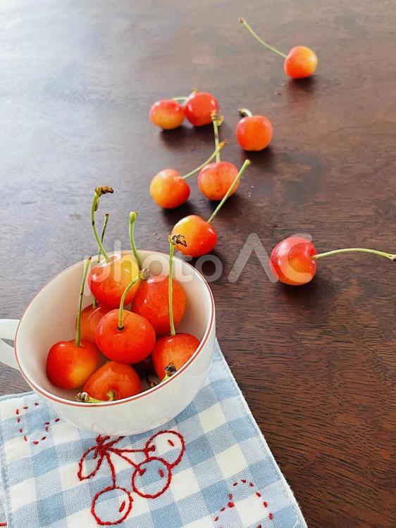 甘酸っぱい初夏の季節｜サクランボの実る頃 さくらんぼ,果実,フルーツの写真素材