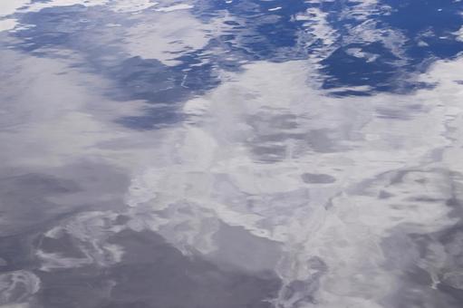 空を映す湖面の景色1 空を映す湖面の景色1 湖面,空,雲の写真素材