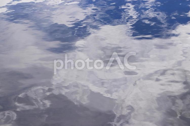 空を映す湖面の景色１ 湖面,空,雲の写真素材