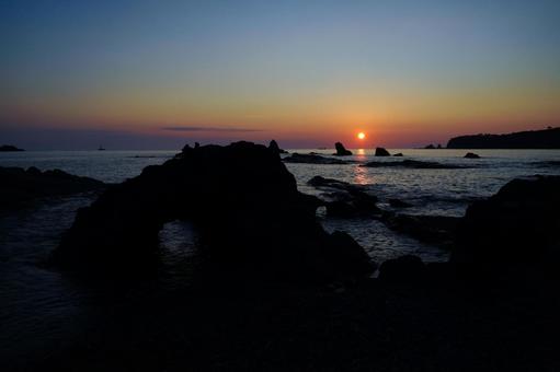 夜明けの太地湾4の写真