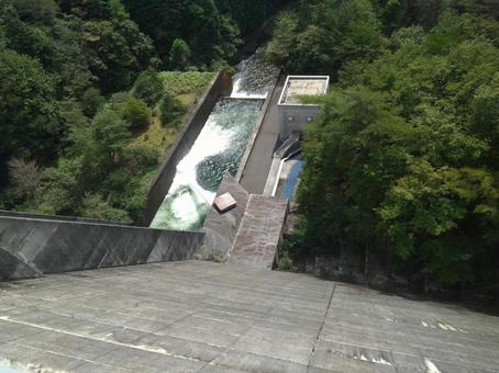 ダムの排水溝 グリーン,リフレッシュ,ダムの写真素材