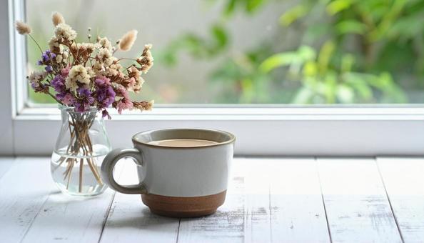 窓際のコーヒーとドライフラワー 窓際のコーヒーとドライフラワーの写真