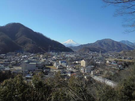 大月の街並みと富士山の写真