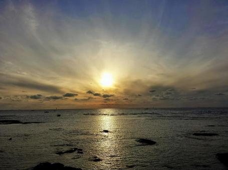 静かな海と夕日の光景 静かな海と夕日の光景 夕日,海,夕焼けの写真素材