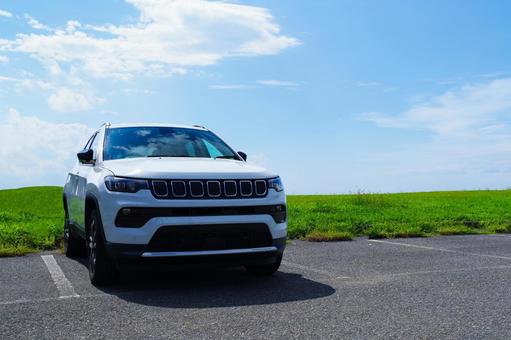 車と青空 suv,青空,車の写真素材