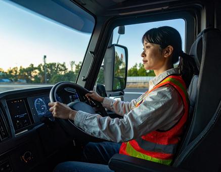 大型トラックを運転する女性ドライバー 大型トラックを運転する女性ドライバーの写真