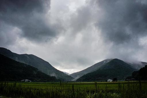 <五島の風景>夏の大雨の朝の雨雲と山霧 <五島の風景>夏の大雨の朝の雨雲と山霧の写真