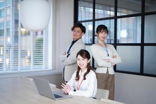 腕組みをする男女と笑顔で座る女性 腕組みをする男女と笑顔で座る女性 男女,ノートパソコン,座るの写真素材