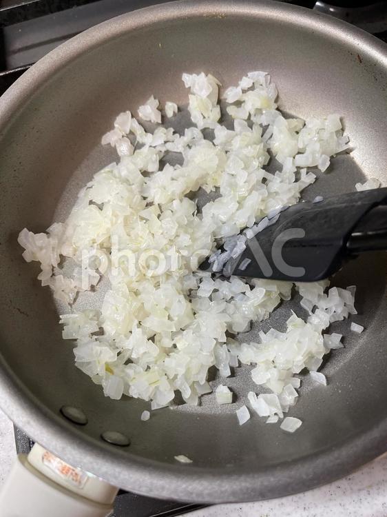 玉ねぎのみじん切りを炒める(1) 玉ねぎ,玉ねぎ炒め,下ごしらえの写真素材