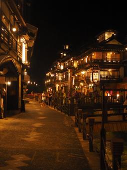 夜の銀山温泉 夜の銀山温泉 夜景,温泉街,銀山温泉の写真素材