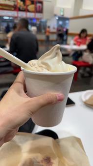 大きいソフトクリーム　コストコ コストコ,ソフトクリーム,大きいの写真素材