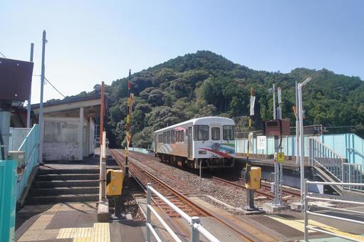 海部駅、旧ホームに保存されるSA101型 海部駅、旧ホームに保存されるSA101型 阿佐海岸鉄道,阿佐東線,saの写真素材
