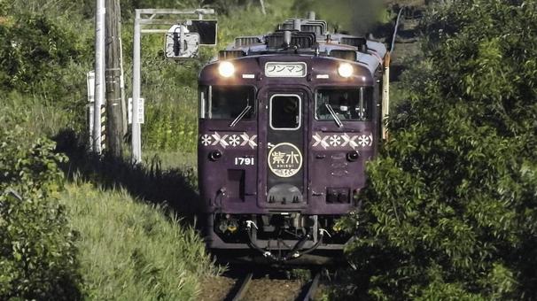 浜厚真駅を出発するキハ40-1791紫水 浜厚真駅を出発するキハ40-1791紫水の写真