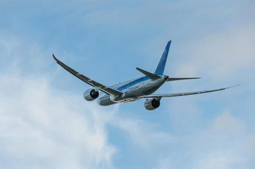 オレンジ色の空に包まれる オレンジ色の空に包まれる 飛行機,航空機,旅客機の写真素材
