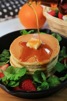 パンケーキ パンケーキ パンケーキ,メープルシロップ,スキレットの写真素材