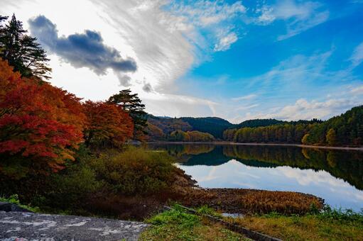 紅葉と湖 紅葉と湖の写真