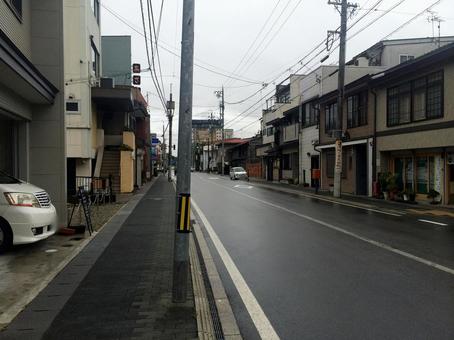 早朝雨で人がいない八軒町通りと高山の街並 早朝雨で人がいない八軒町通りと高山の街並 八軒町通り,雨,朝の写真素材