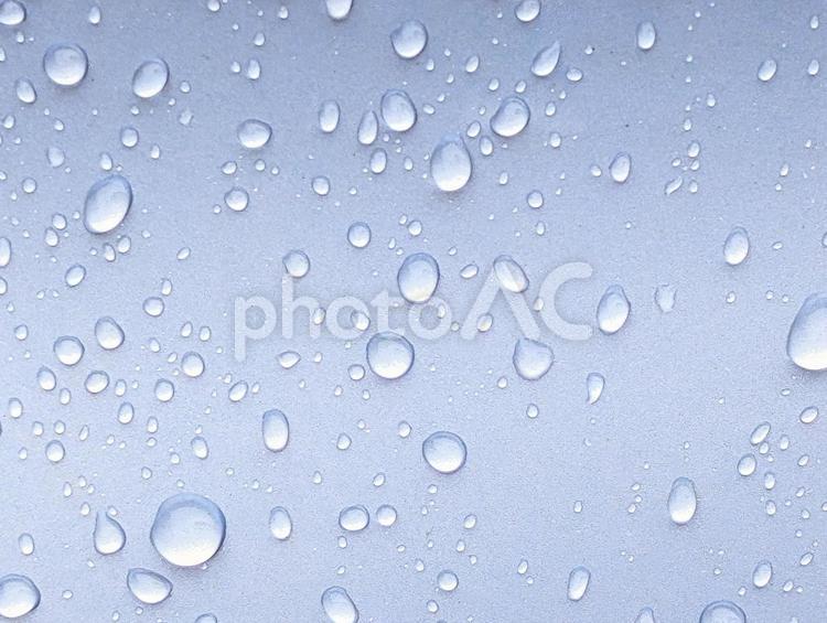 スチール板にはじかれた雨粒　ブルー背景 雨粒,水滴,テクスチャの写真素材