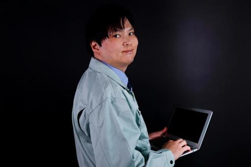 ノートパソコンを操作する男性 ノートパソコンを操作する男性 男性,ノートパソコン,パソコンの写真素材