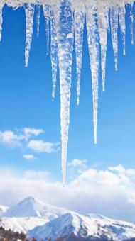 つららと青空　冬の景色の写真