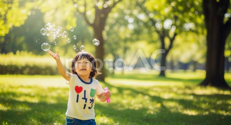 シャボン玉で遊ぶ笑顔の男の子 子供,男の子,幼児の写真素材