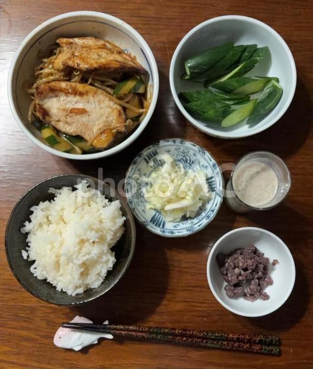 政府備蓄米にささみともやしの玉葱麹炒め 夕食,ご飯,発酵の写真素材