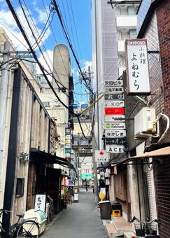 お初天神表参道付近のある路地_711C 路地,商店街,ビルの写真素材