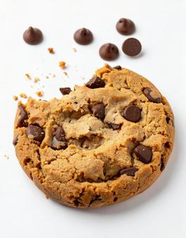 白い背景にチョコチップクッキーの写真