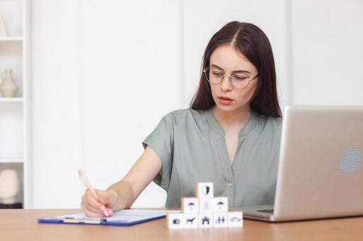 申込書を確認する女性スタッフ 保険業,事務職,接客業の写真素材