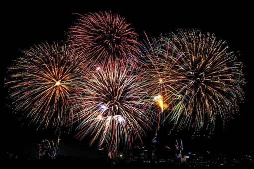 花火大会の打ち上げ花火 花火大会の打ち上げ花火の写真