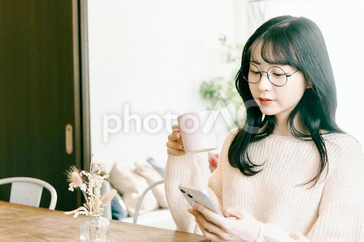 スマートフォン　コーヒー　女性 女性,スマートフォン,コーヒーの写真素材