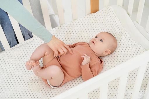 赤ちゃんのお腹に指を当てる人 赤ちゃん,かわいい,微笑むの写真素材