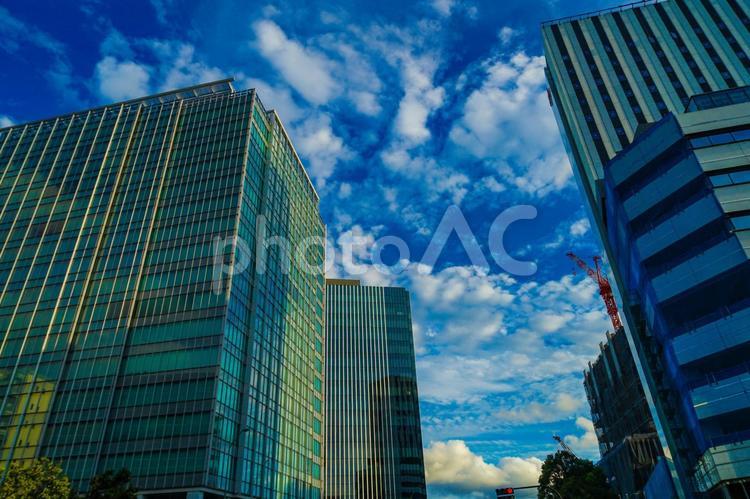 横浜みなとみらいのオフィス街と秋空 横浜,みなとみらい,ビジネス街の写真素材