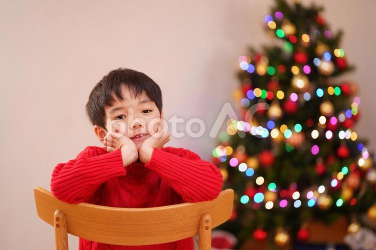 椅子に座り頬杖をする男の子 男の子,頬杖,疲れたの写真素材