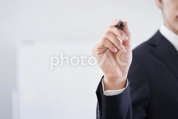 マジックペンを持つ日本人ビジネスマン ビジネスマン,マジック,手元の写真素材
