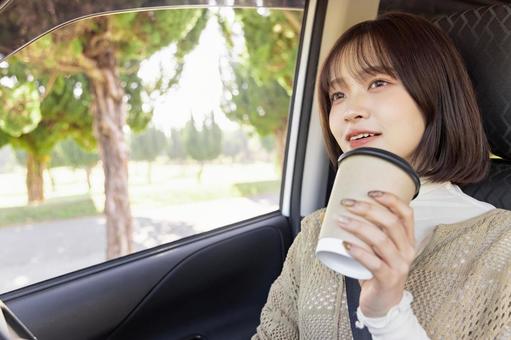 運転の休憩でコーヒーを飲む女性 運転の休憩でコーヒーを飲む女性 自動車,車,クルマの写真素材