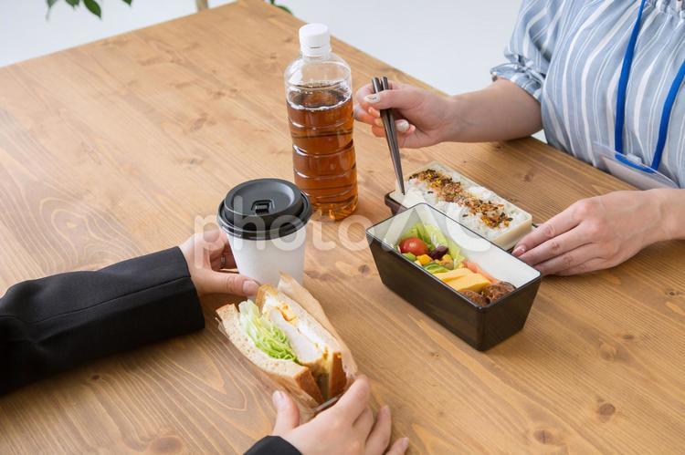 同僚とお弁当を食べるOL 同僚,ランチ,女性の写真素材