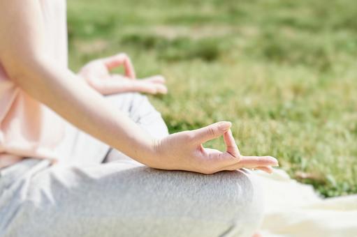 Hands of a woman meditating in lush nature, meditasi, yoga, alam, JPG