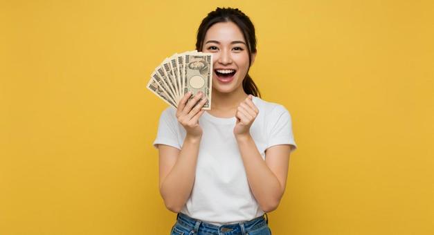 大金を手にして喜ぶ女性 大金を手にして喜ぶ女性の写真