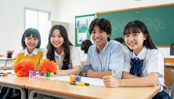 文化祭の準備をする学生たち 文化祭の準備をする学生たちの写真