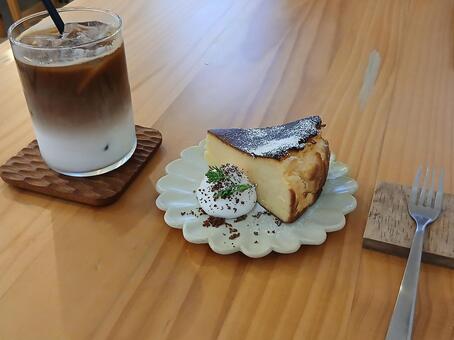 バスクチーズケーキとカフェラテのセット ドリンク,飲み物,カフェの写真素材